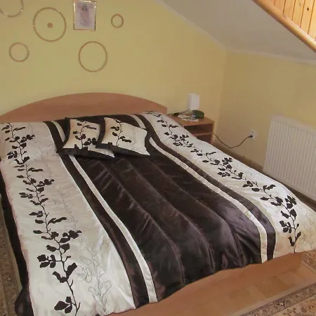 A+s Podzamok Konukevi